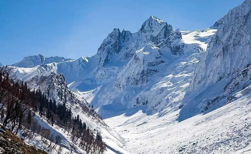 Snow peaks around Sonmarg
