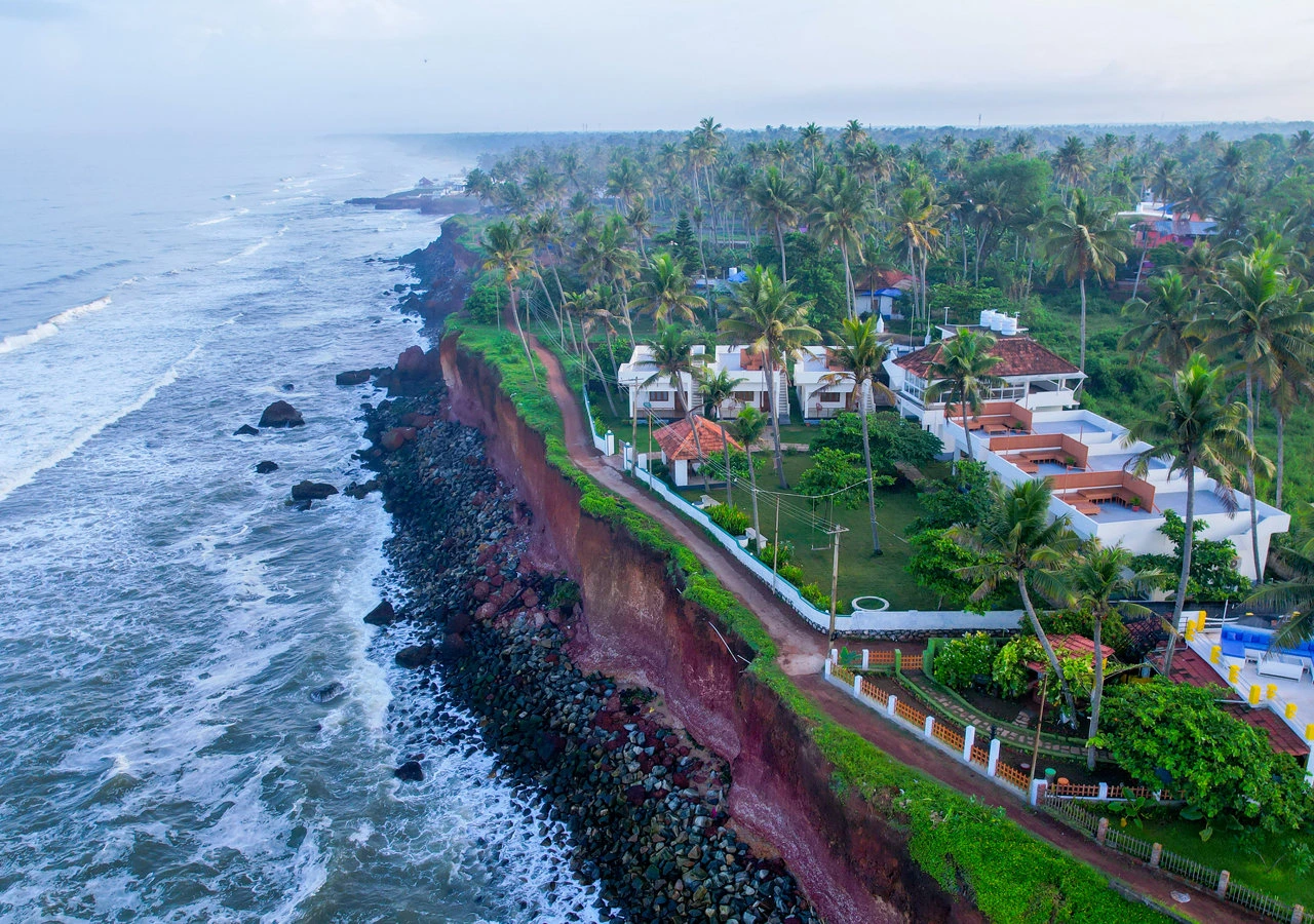 Red laterite cliffs above the beach at Varkala